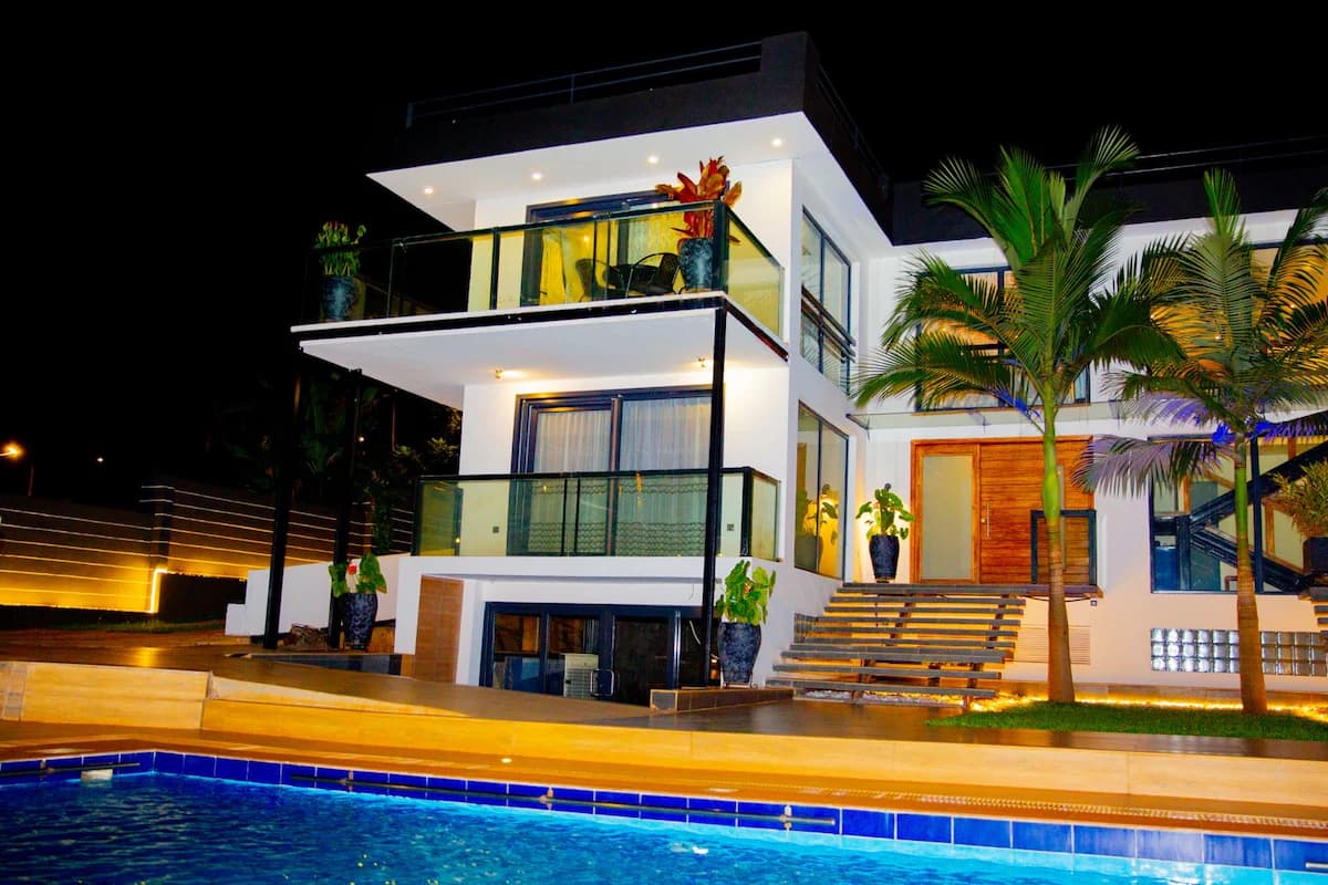 Modern Luxury House with Pool photo 1
